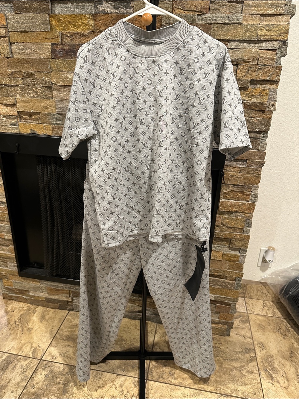 Women’s Short Sleeve Set in Gray size L